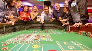 Antarmuka mode demo Evolution Gaming dengan chip virtual dan dealer real-time di cermat4d